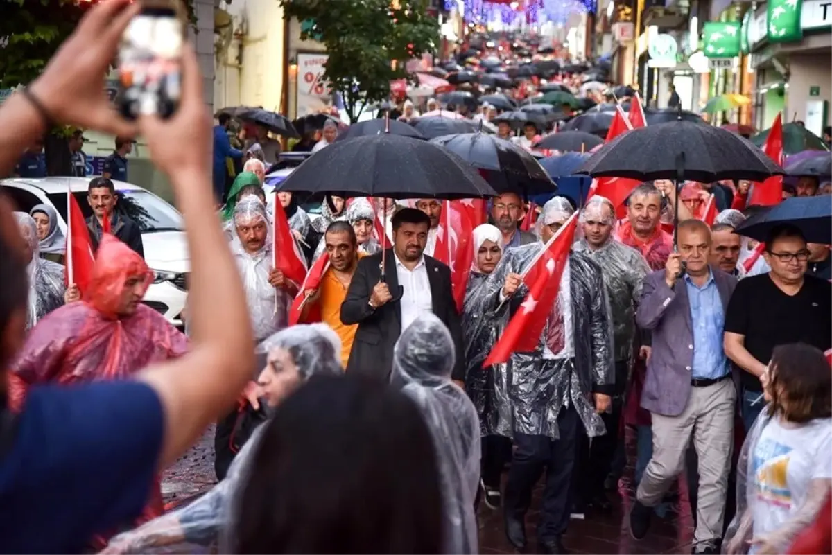 Yağmuru aldırmadan, 15 Temmuz şehitleri için yürüdüler