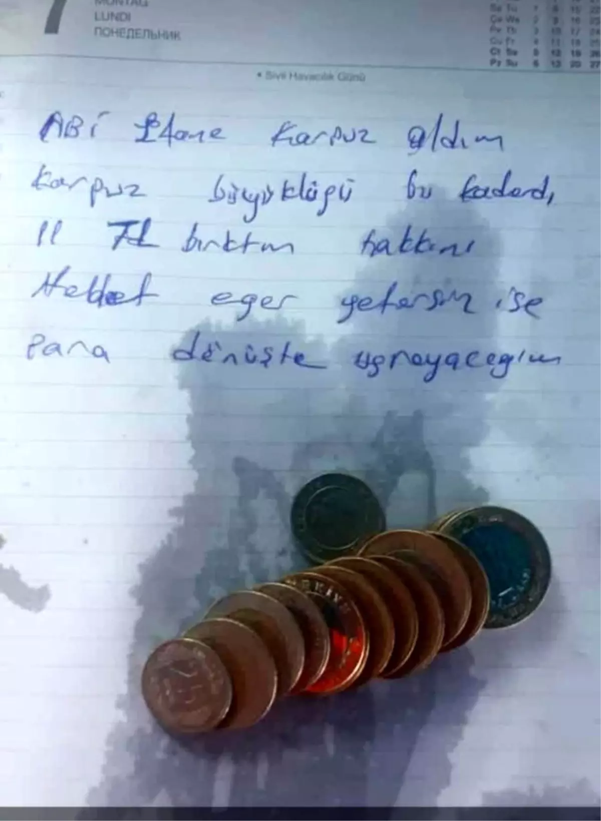 Yediği karpuzun parasını tezgâha bırakıp not yazarak helallik istedi