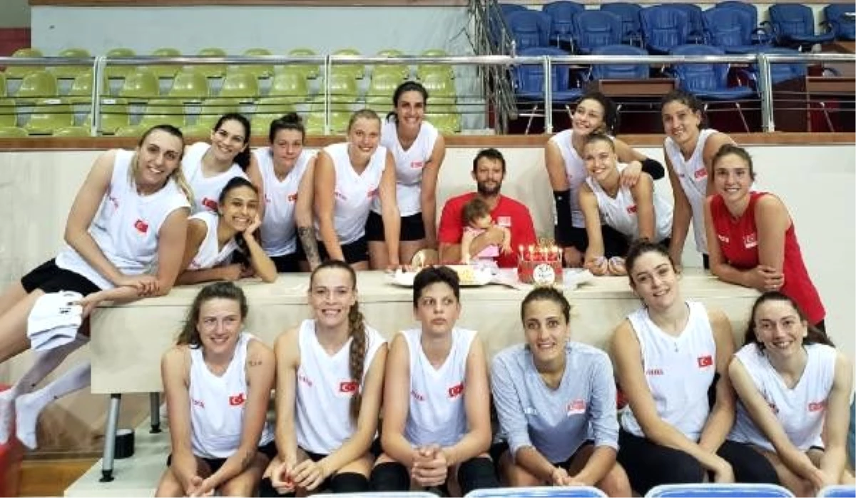 A Kadın Milli Voleybol Takımı\'nın İzmir kampı başladı