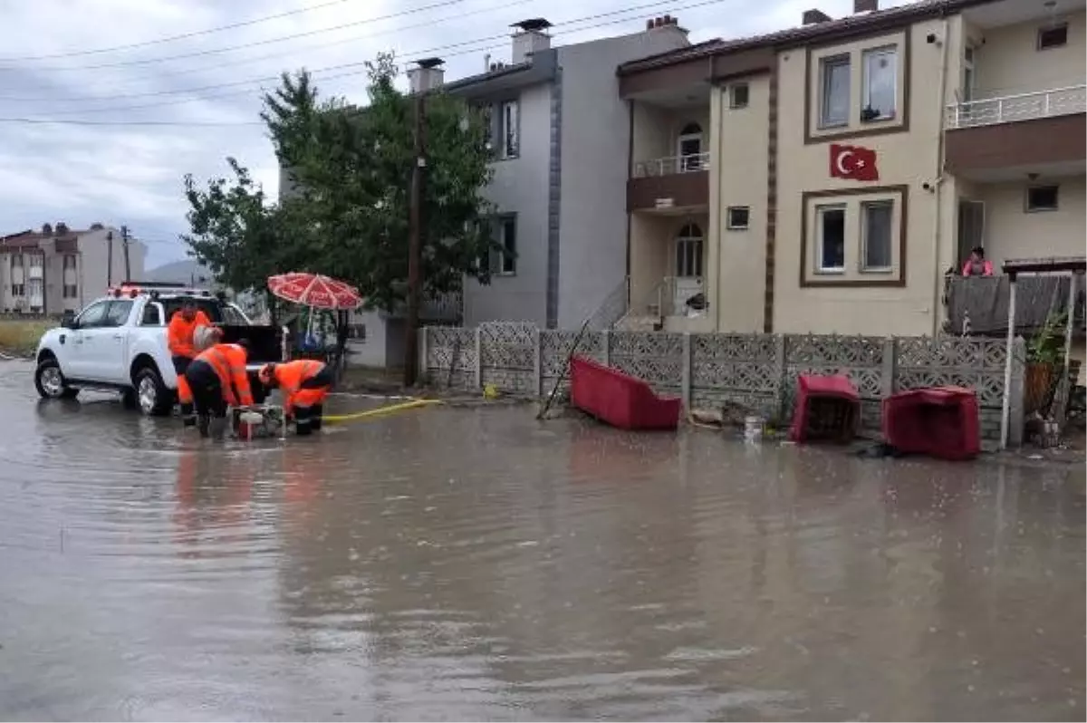 Afyonkarahisar\'da sağanak hayatı olumsuz etkiledi