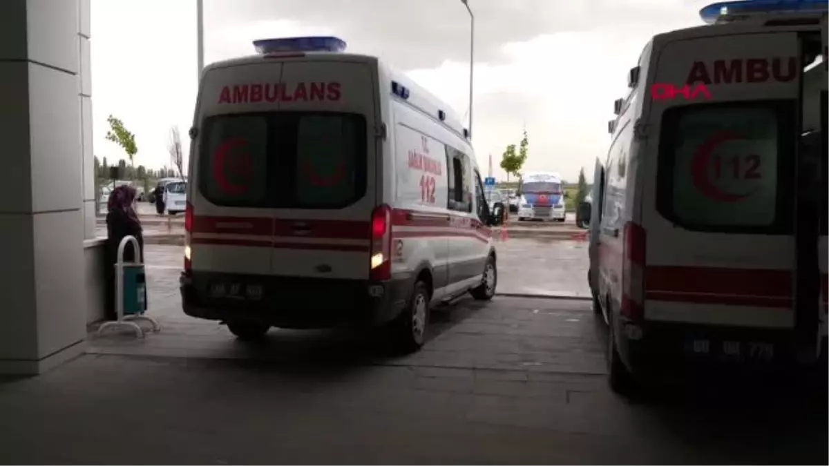 AKSARAY Rüzgardan kırılan ağaç dalı kaldırımda yürüyenlerin üzerine devrildi: 2 yaralı