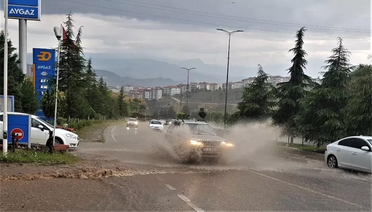 Aniden bastıran yağmur yolları dere yatağına çevirdi