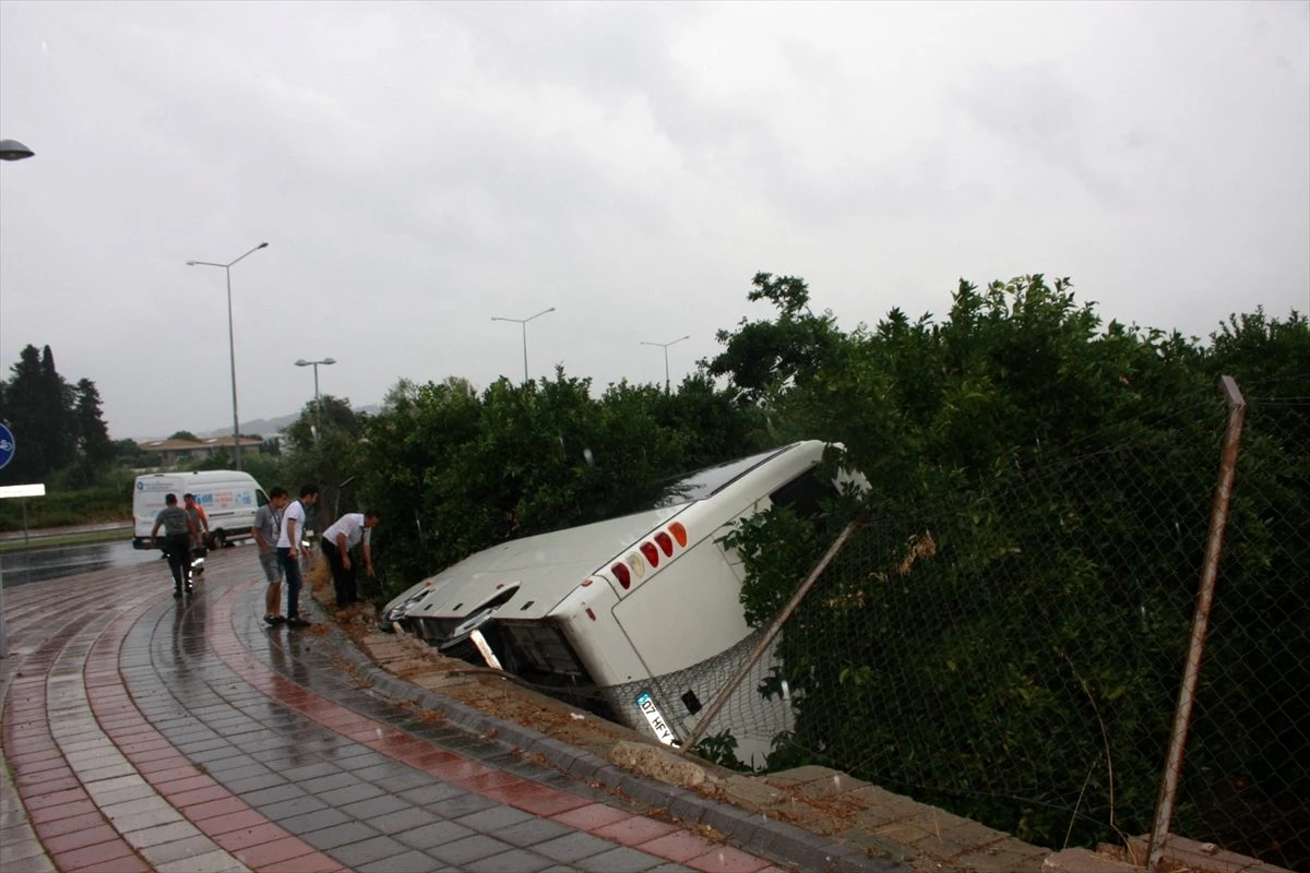Antalya\'da turistleri taşıyan tur midibüsü devrildi: 5 yaralı