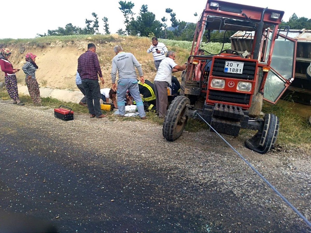Arpa balyası yüklü traktör devrildi, 1 kişi yaralandı