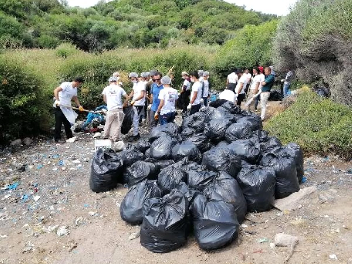 Assos, kaçak göçmenlerden kalan çöplerden temizleniyor