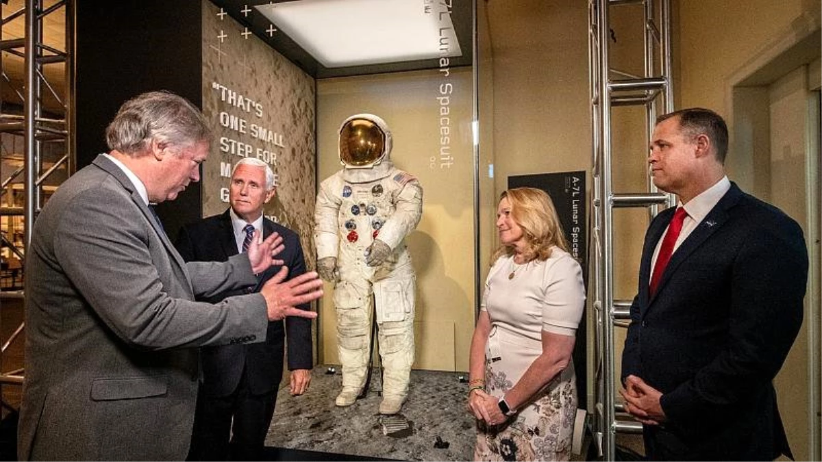 Ay\'a yolculuğun 50. yılı: Neil Armstrong\'un uzay giysisi 13 yıl aradan sonra müzede