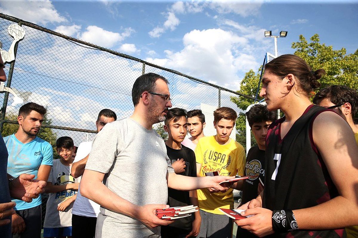 Bakan Kasapoğlu önce gençlerle basketbol oynadı, ardından 10 bin pota müjdesi verdi