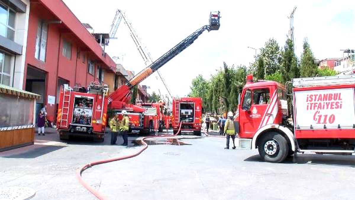 Başakşehir\'de işyerinin çatısı alev alev yandı