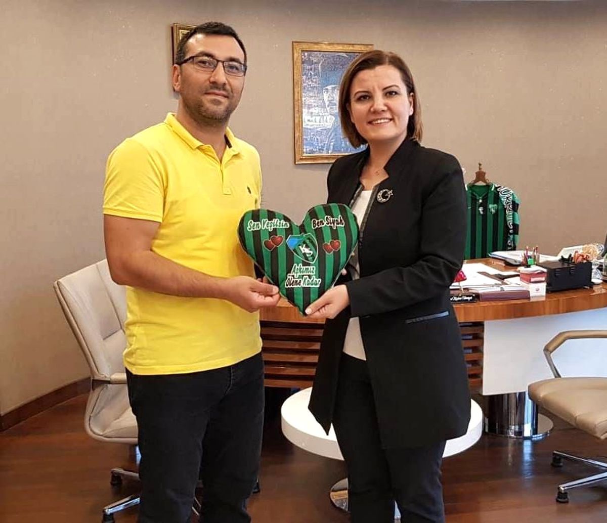 Başkan Hürriyet\'ten yeni evli çiftlere Kocaelispor hediyesi