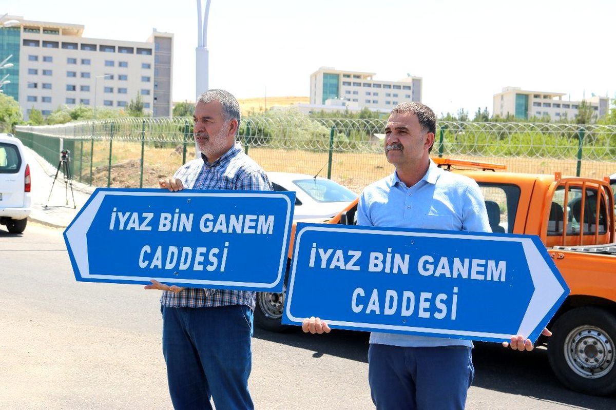 Belediye değiştirdi, valilik söktü, eski tabela yeniden yerleştirildi