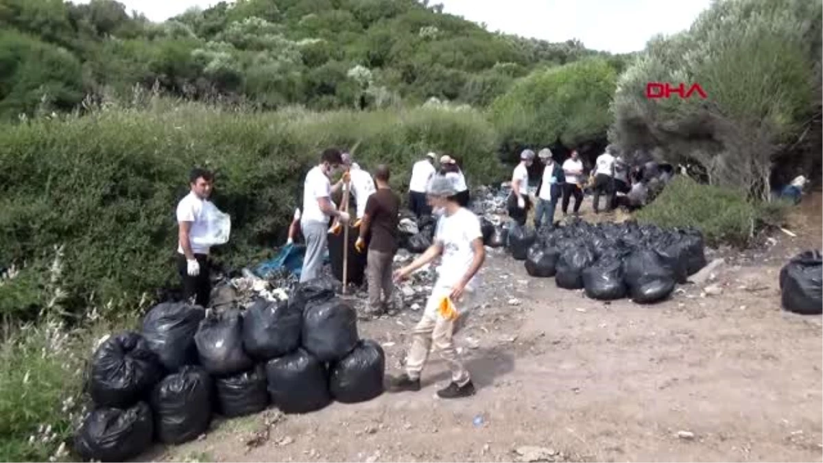 ÇANAKKALE Assos, kaçak göçmenlerden kalan çöplerden temizleniyor