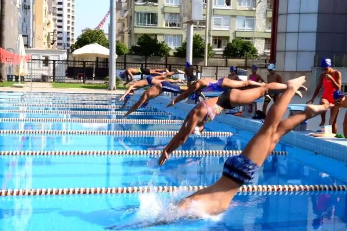 Çocuk yüzücüler, olimpiyatlara katılmak için hazırlanıyor