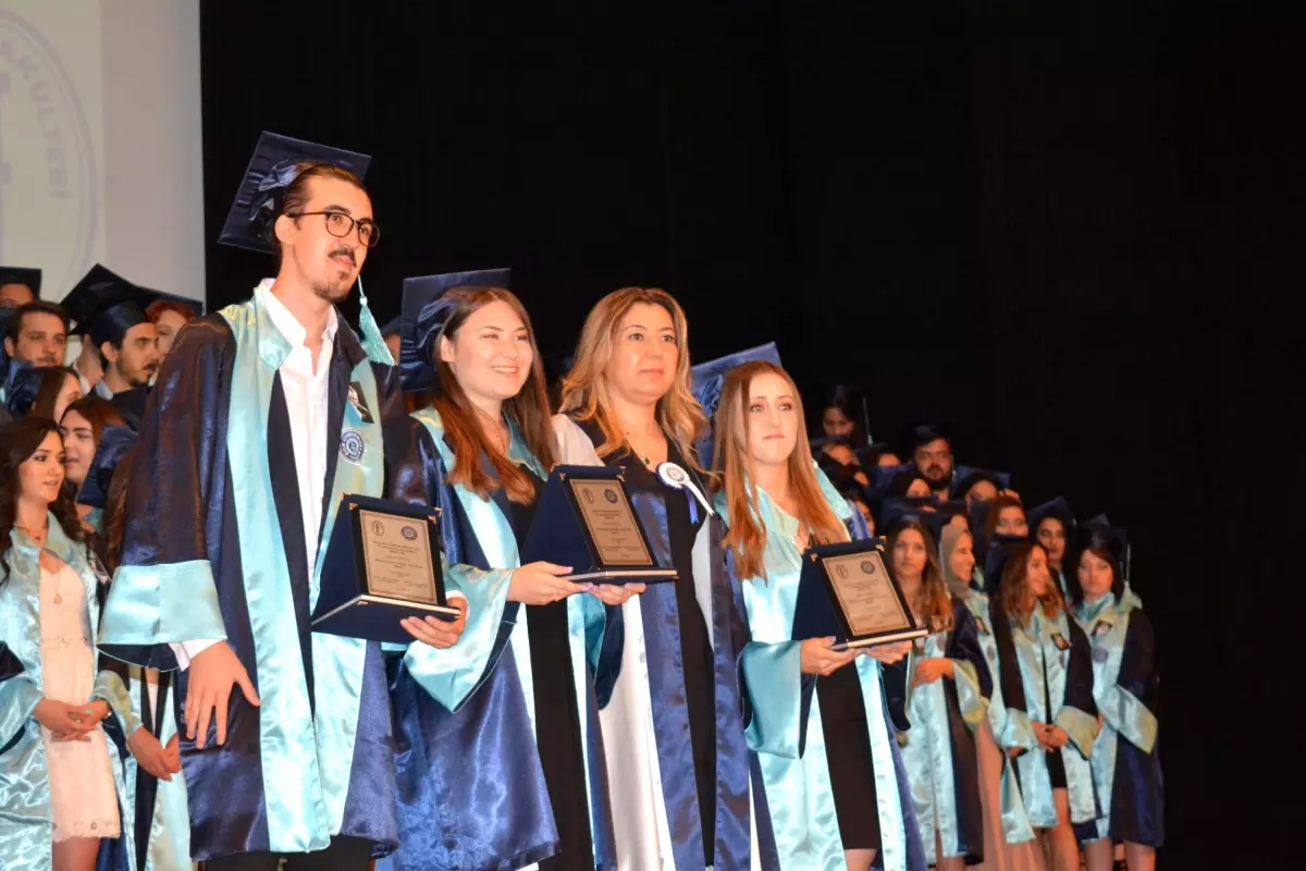 Ege Üniversitesi Fen Fakültesinde Mezuniyet Heyecanı