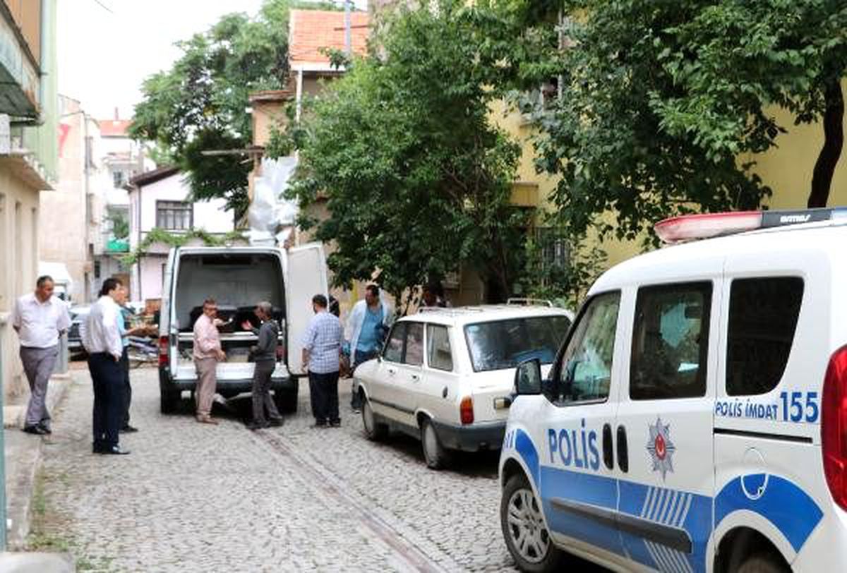 Evin çatısında iple kendini astı