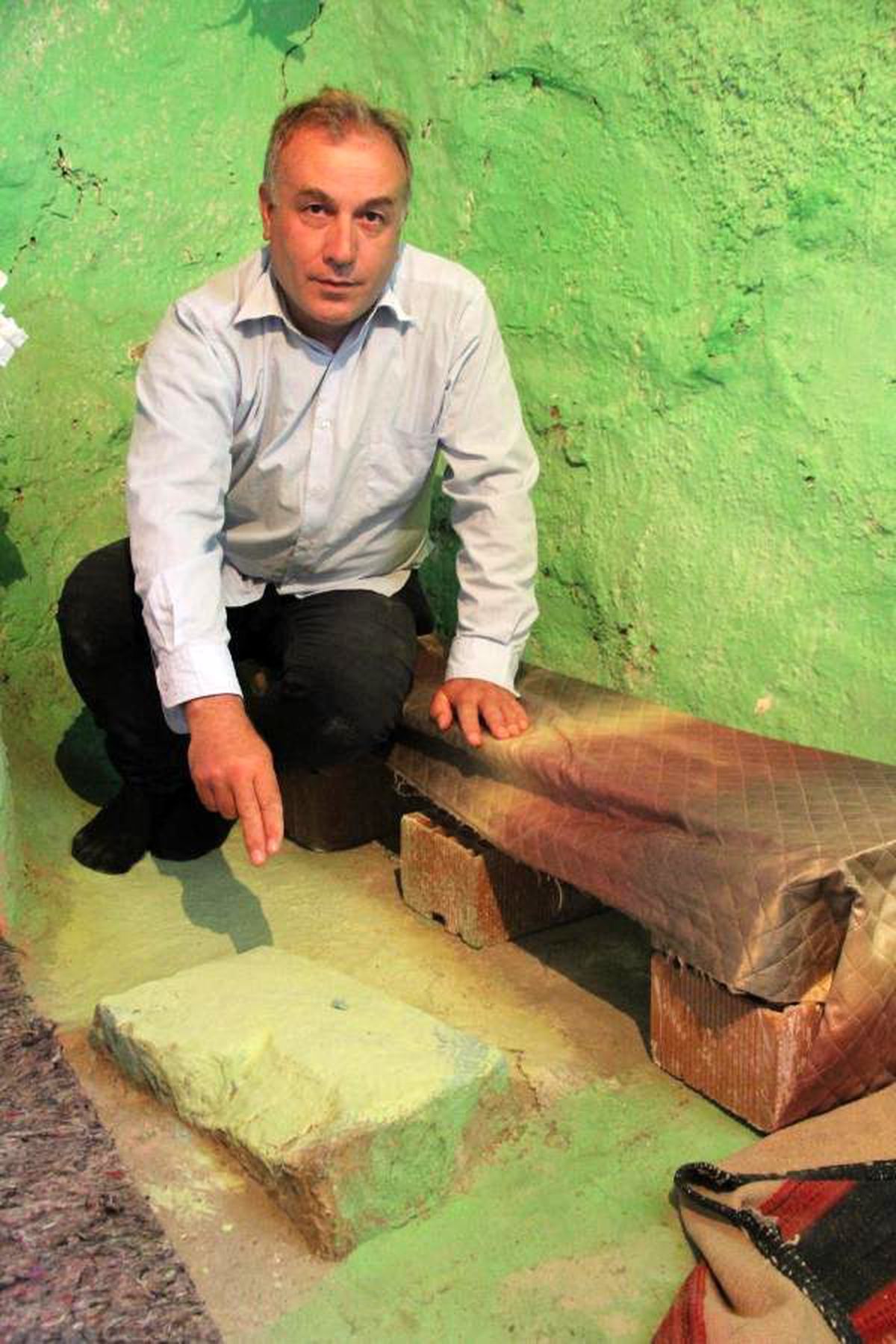 Evin ortasında taşla yaşıyorlar
