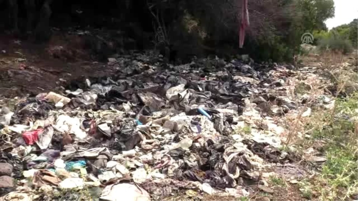 Gönüllüler göçmenlerden kalan atıkları temizledi