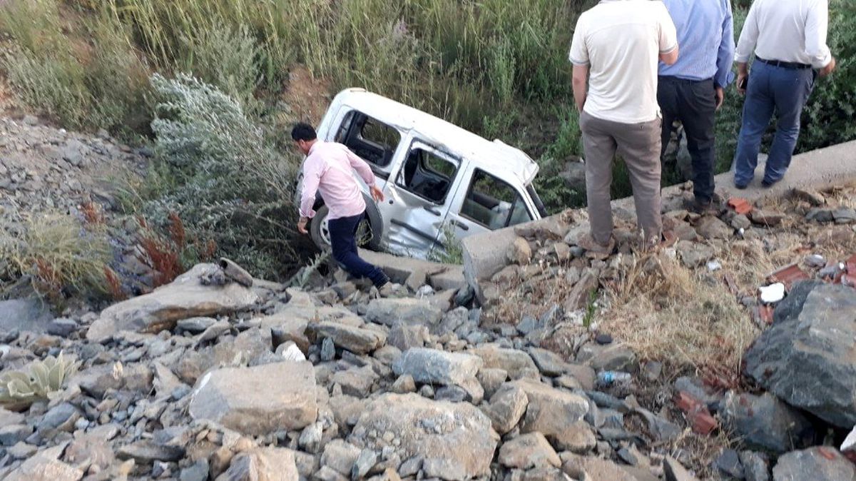Hafif ticari araç şarampole yuvarlandı: 1 ölü, 2 yaralı