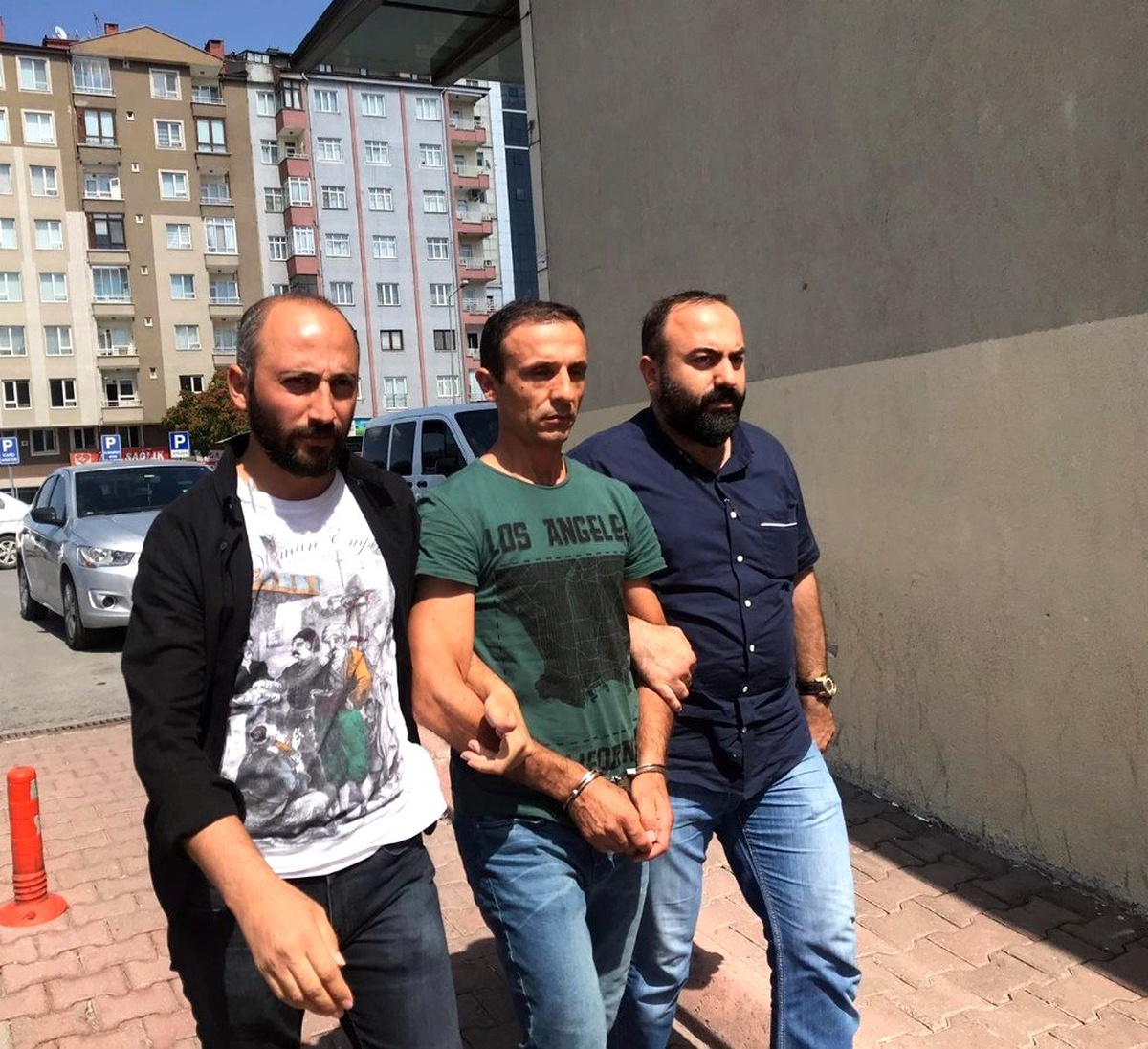 Hamile eşine kurşun sıkan, yanındaki arkadaşını öldüren zanlı tutuklandı