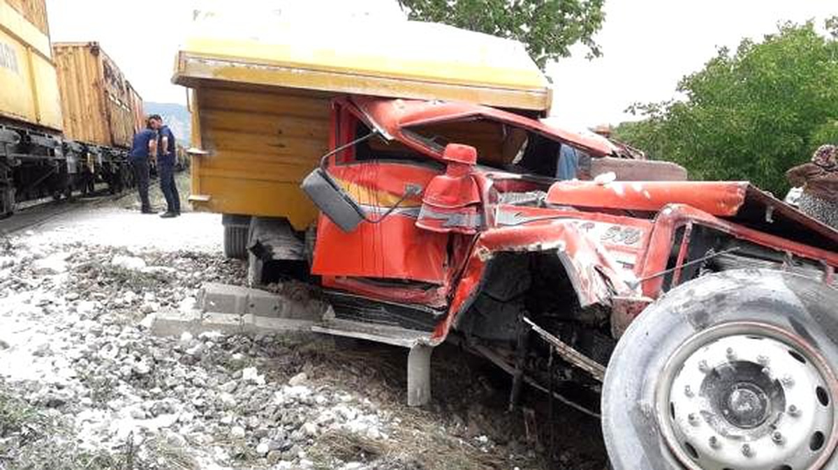 Isparta\'da yük treni kamyona çarptı: 1 yaralı