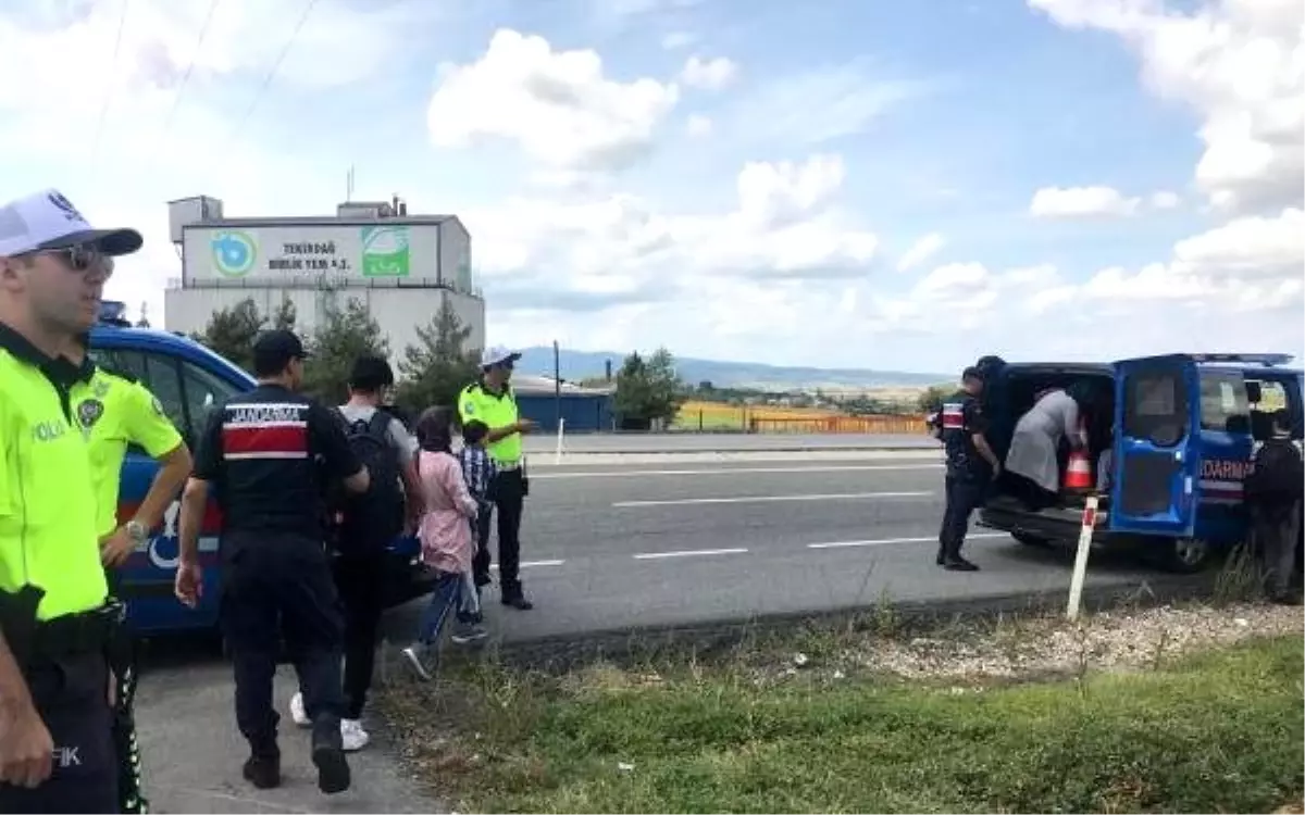 Kaçak göçmenleri taşıyan minibüs otomobile çarptı:  5 yaralı