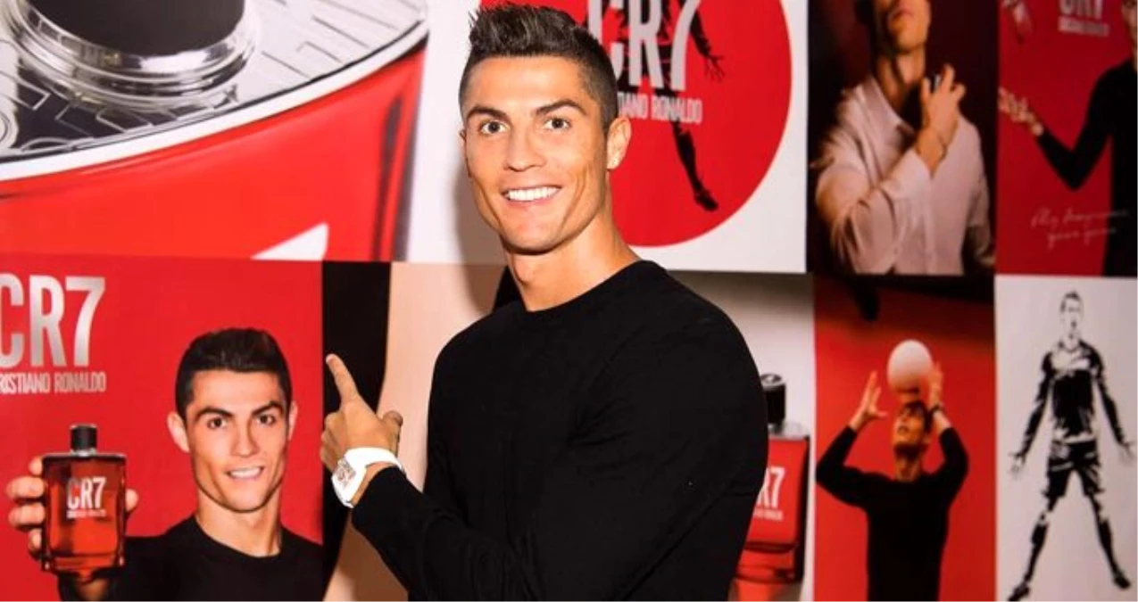 Markasını tanıtan yıldız futbolcu Cristiano Ronaldo kaslarıyla şov yaptı
