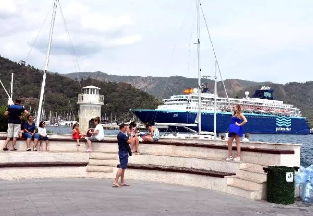 Marmaris\'e gemiyle İspanyol turistler geldi