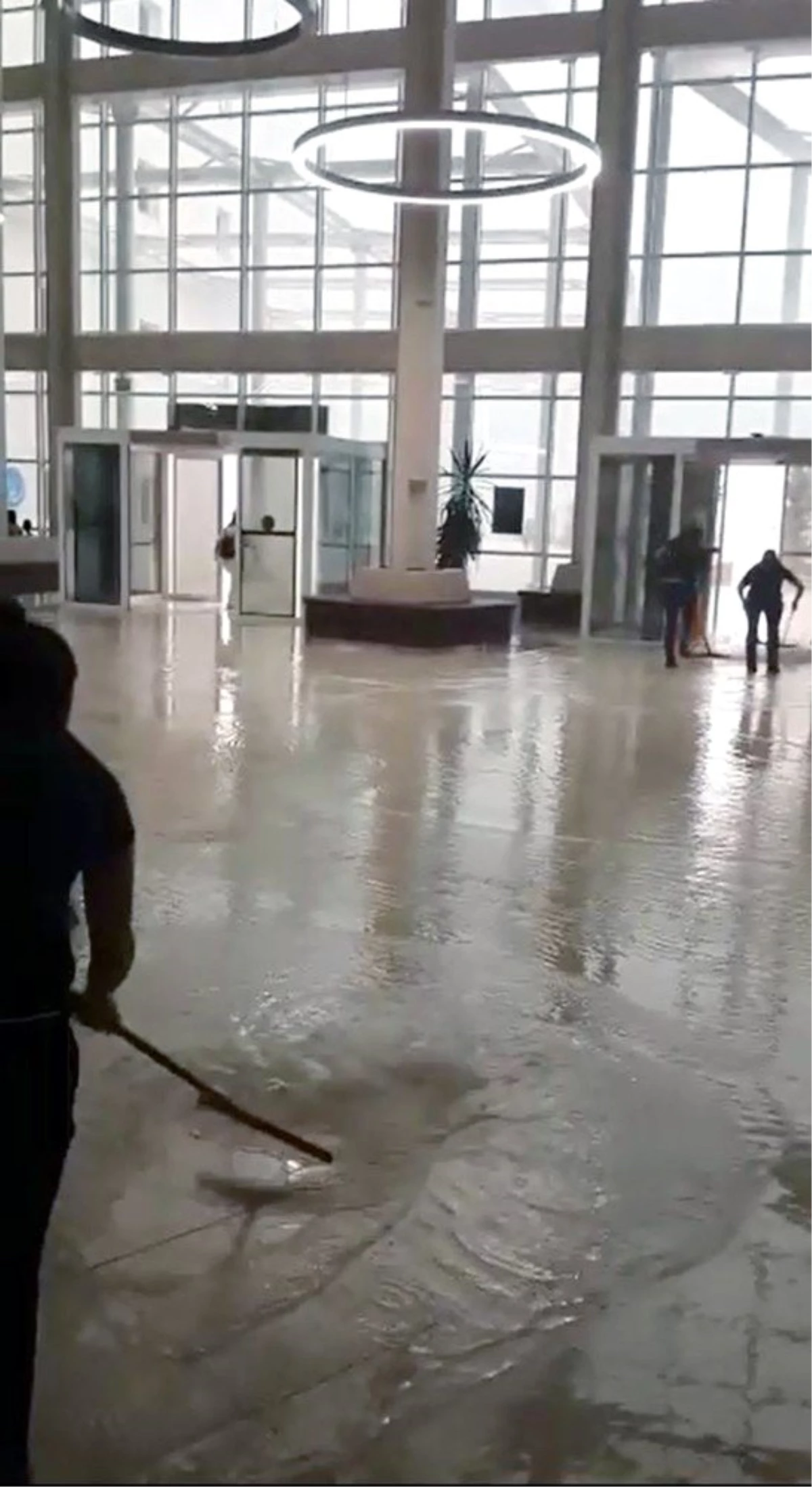 Muğla\'da yağmur yağdı, hastane su altında kaldı