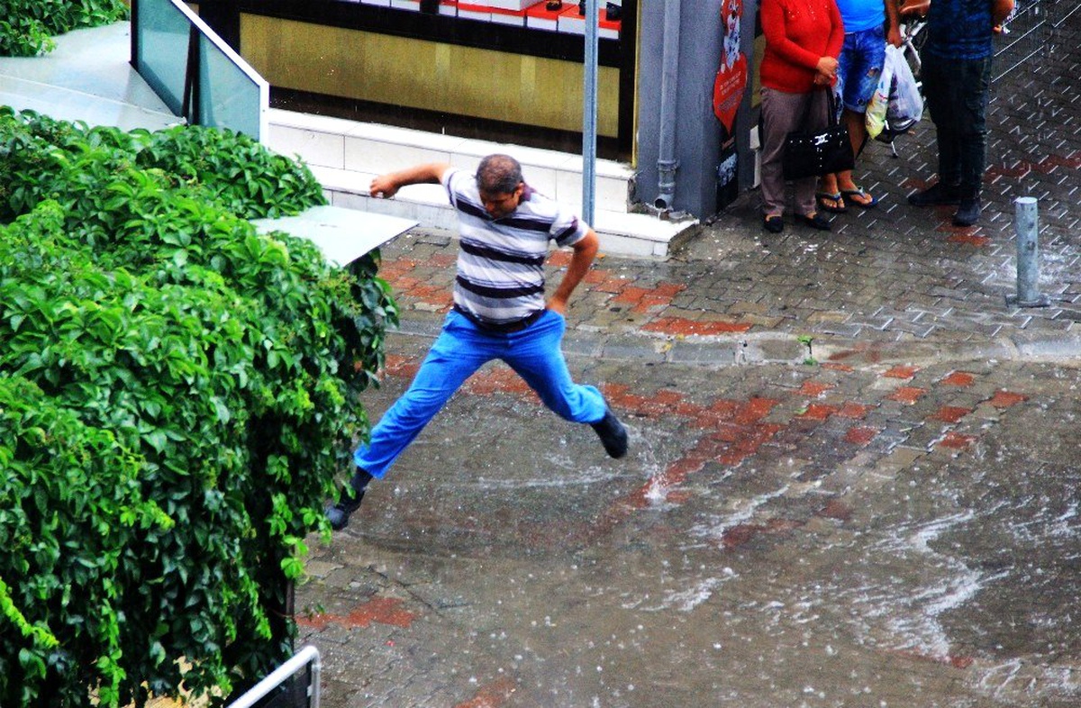 Muğlalılar yaz yağmuruna hazırlıksız yakalandı