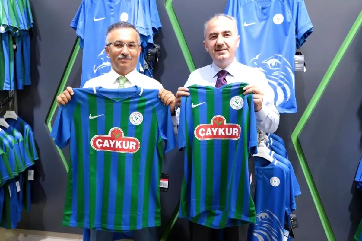 Rize Valisi Çeber ve Belediye Başkanı Metin\'den Çaykur Rizespor\'a kombine desteği