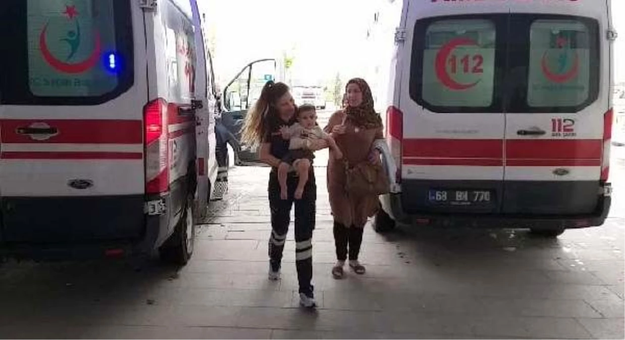 Rüzgardan kırılan ağaç dalı yürüyenlerin üzerine devrildi: 2 yaralı