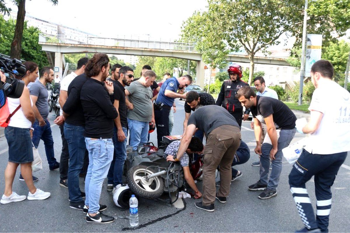 Şişli\'de motosikletli kurye minibüse çarptı