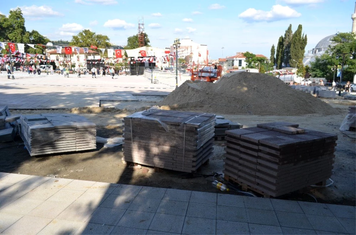 Tekirdağ Büyükşehir Belediyesi yapımı tamamlanmayan meydanın açılışını yaptı