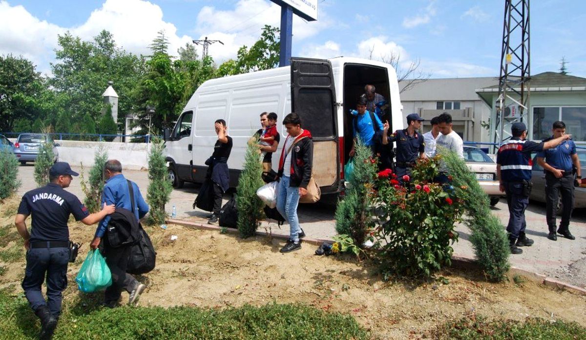 Tekirdağ\'da 37 mülteciyi taşıyan minibüs kaza yaptı