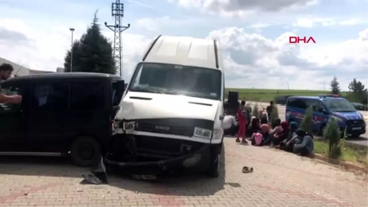 TEKİRDAĞ KAÇAK GÖÇMENLERİ TAŞIYAN MİNİBÜS POLİSTEN KAÇARKEN KAZA YAPTI. 5 YARALI