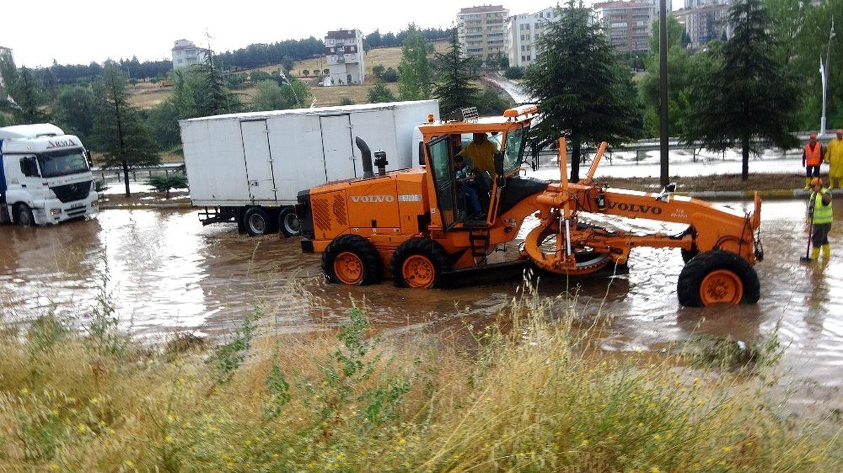 Uşak-İzmir karayolu yağış nedeniyle trafiğe kapandı