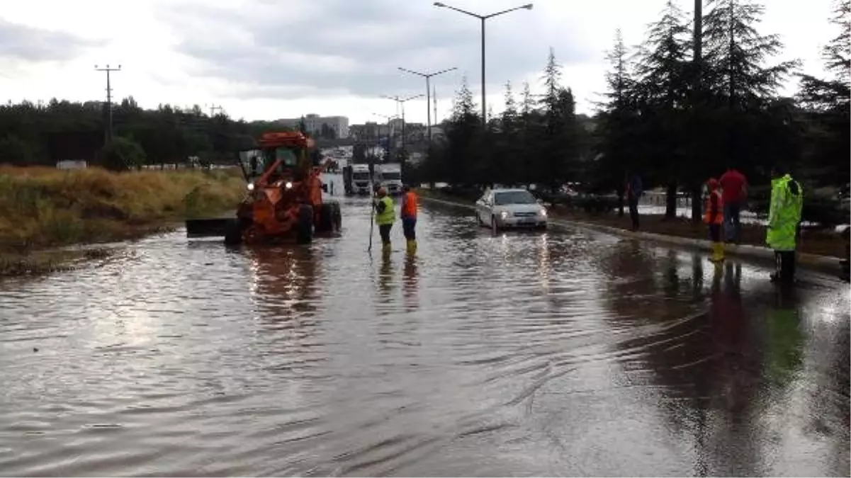 Uşak\'ta sağanak; karayolunun İzmir yönü kapandı