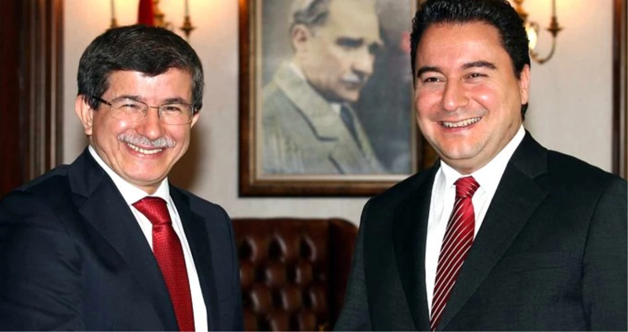 Yeni parti kuracağı konuşulan Ahmet Davutoğlu\'na yakın kaynaklardan "ittifak" çıkışı