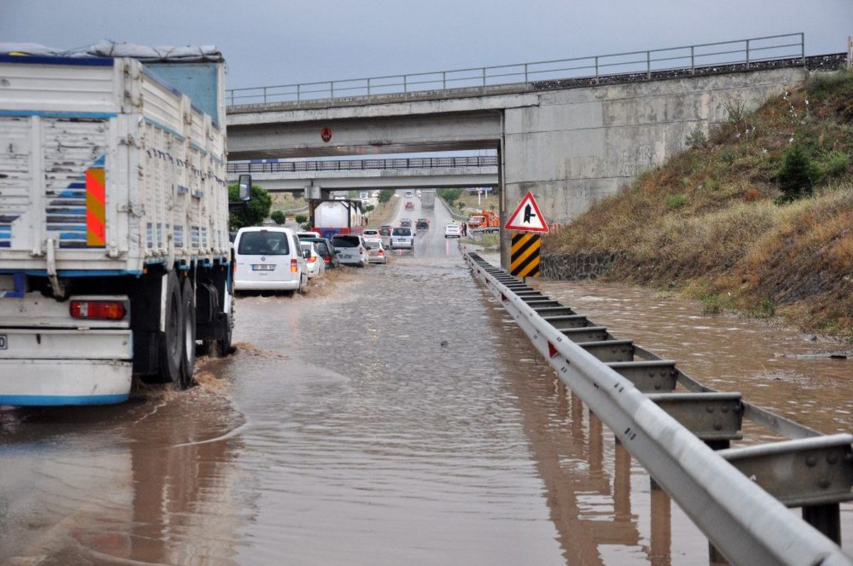 Yolda biriken sular uzun araç kuyruğu oluşturdu