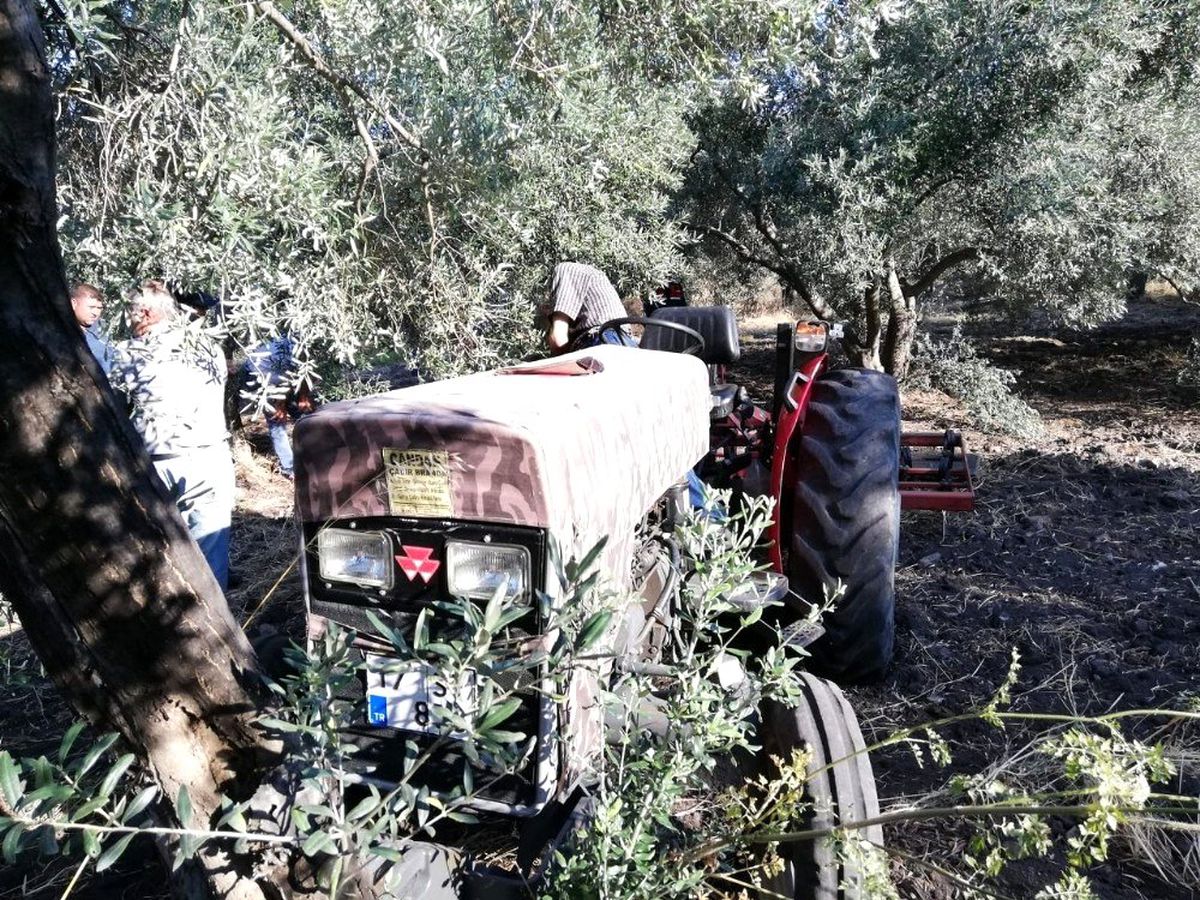 Zeytin ağacına sıkıştı, traktörün üzerinde ölü bulundu
