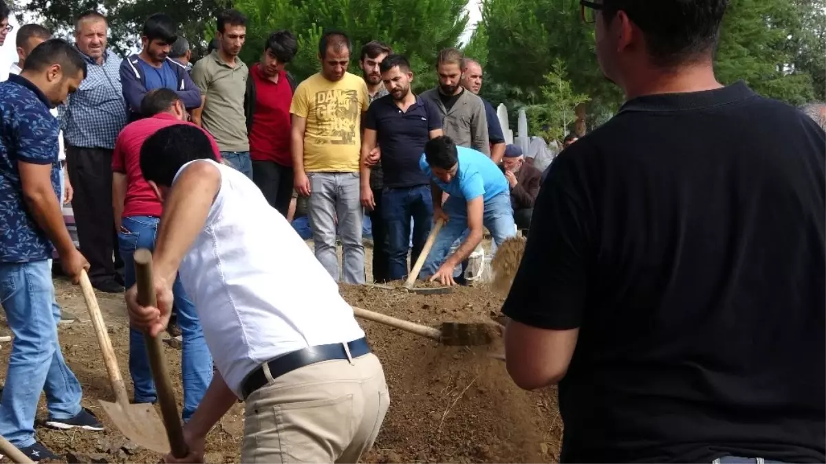 Acının böylesi ! Aynı gün ailesini toprağa verdi