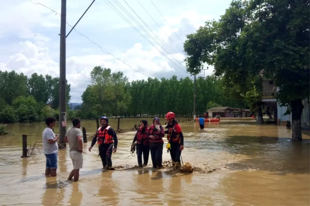 AFAD ekipleri selde 40 vatandaşı kurtardı