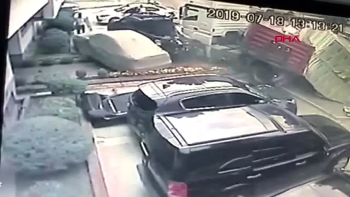 Ankara\'da freni boşalan TIR, park halindeki 5 araca çarptı