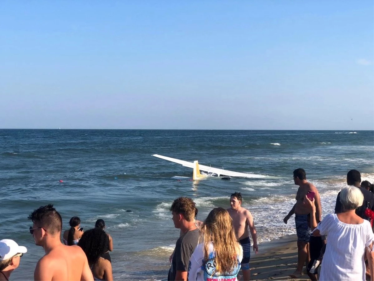 Arızalanan uçak okyanus kıyısına acil iniş yaptı