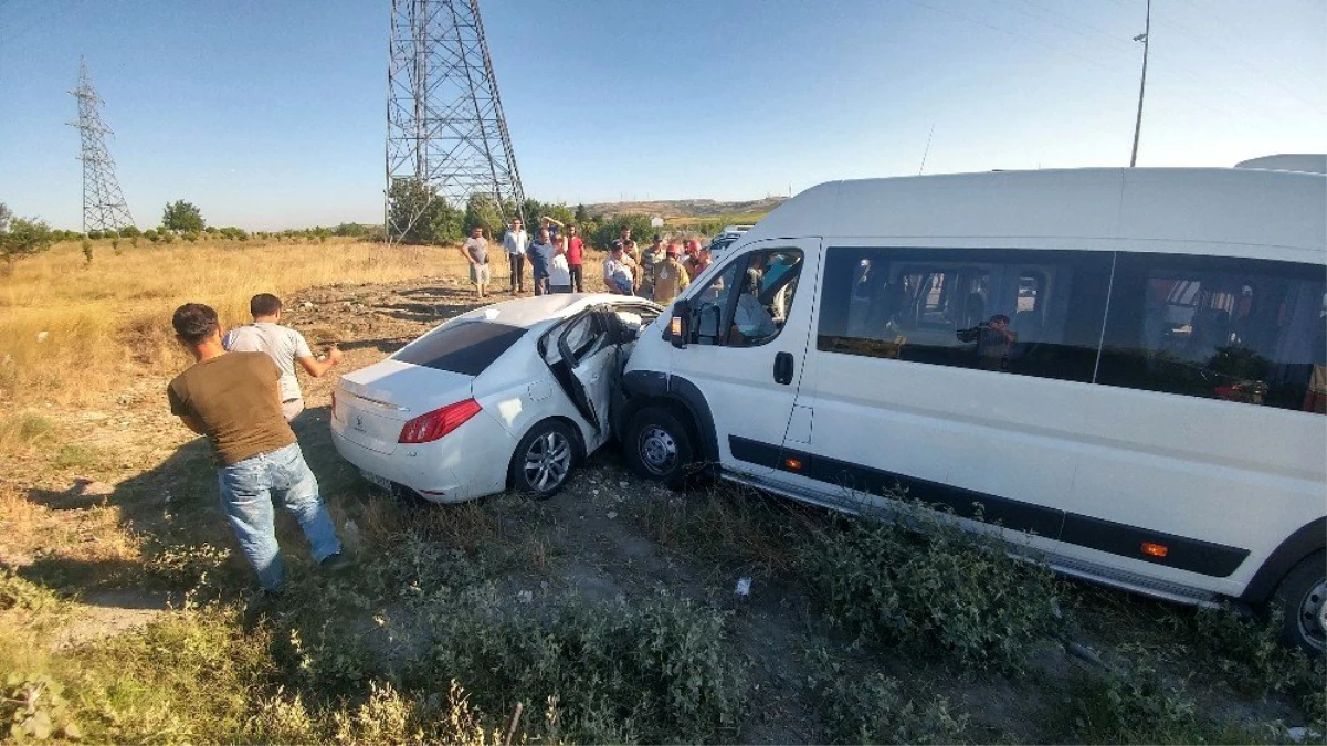 Arnavutköy\'de bir servis aracı ile otomobil çarpıştı: 5 yaralı