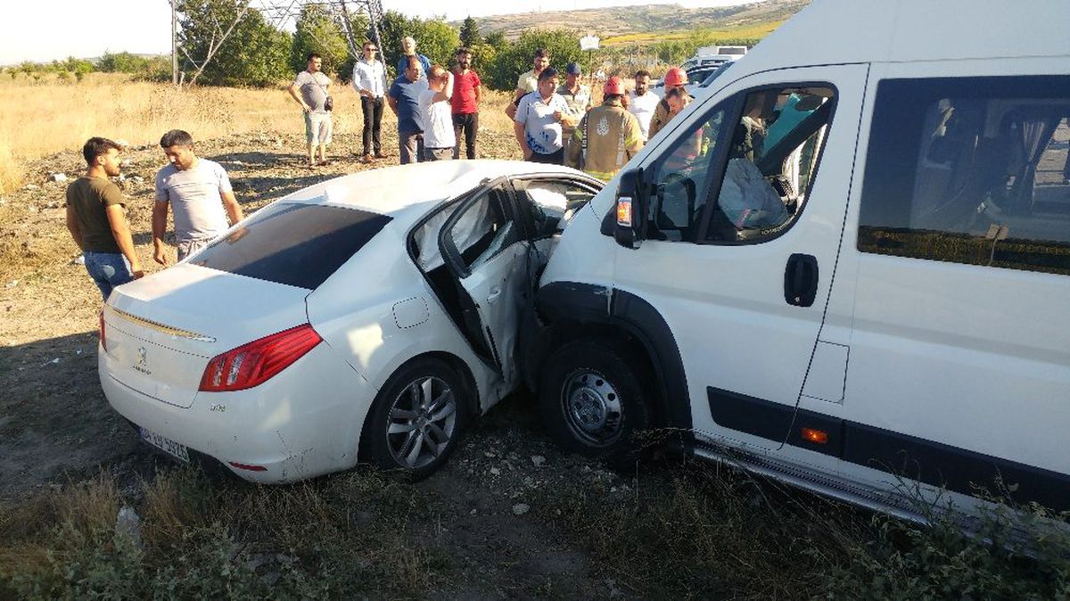 Arnavutköy\'de bir servis aracı ile otomobil çarpıştı: 5 yaralı