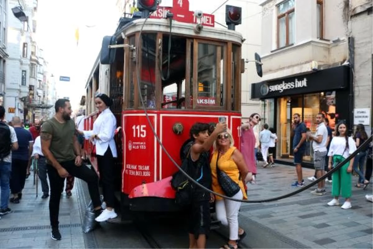 Beyoğlu\'nda nostaljik tramvayın elektrik kablosu koptu; seferler durdu (2)