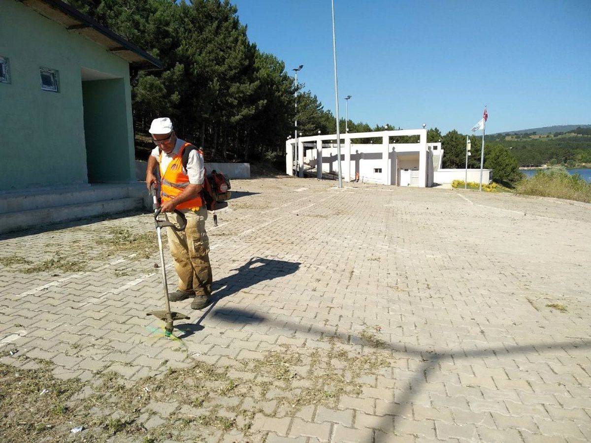 Bilecik Belediyesi\'nden ot temizliği