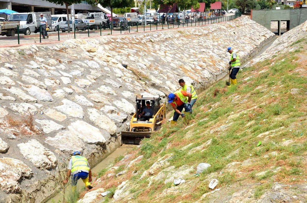 Büyükşehir ekipleri, Kaleburcu Deresini temizliyor