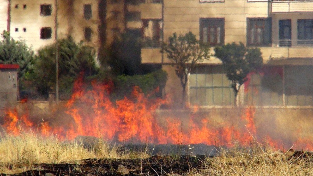 Diyarbakır\'da anız ve kurumuş ot yangınları durdurulamıyor