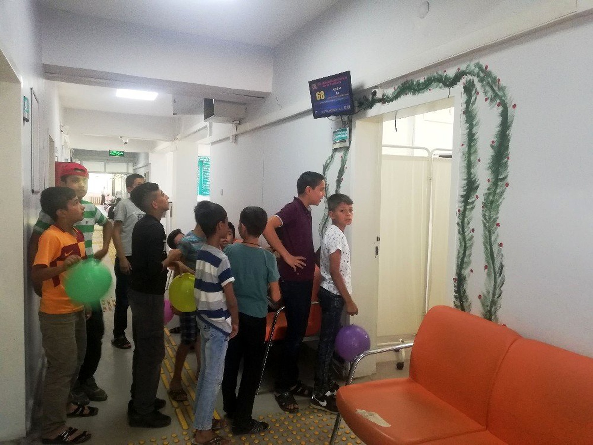 Doktorun uygulaması, hasta olmayan çocukları hekimin kapısında sıraya soktu